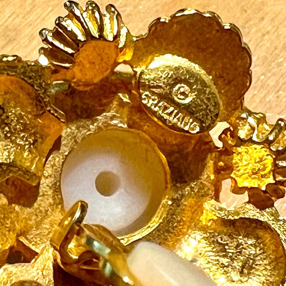 Vintage R.J. Graziano Faux Pearl Crystal Gold Tone Clip On Earrings Signed - Picture 5 of 6